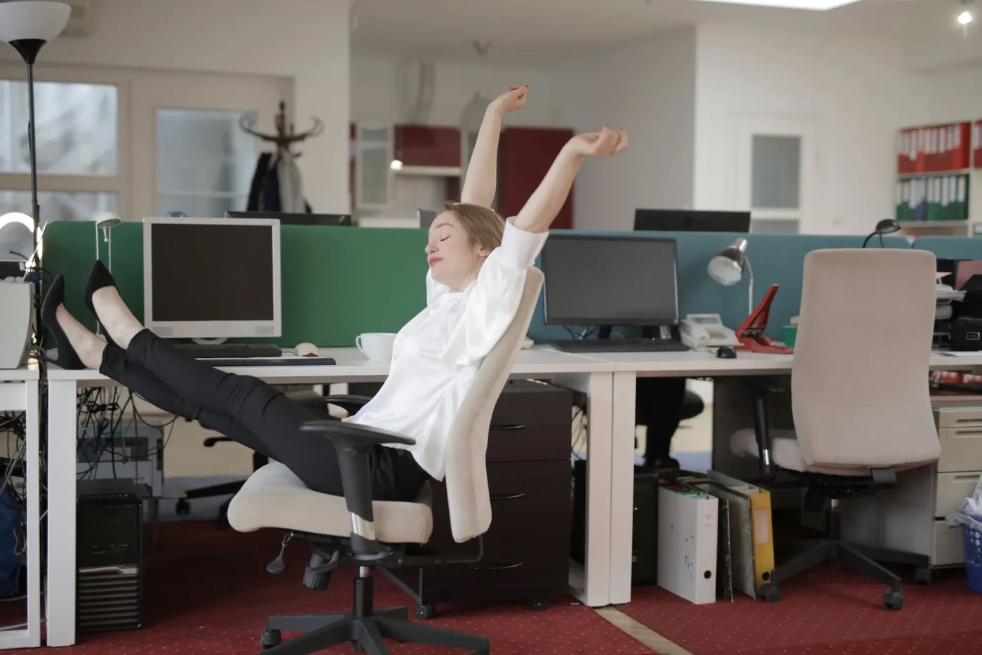 Your Ultimate Guide to 10 Essential Desk Worker Stretches